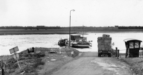 841007 Afbeelding van de veerpont over de Rijn tussen Wijk bij Duurstede en Rijswijk.
